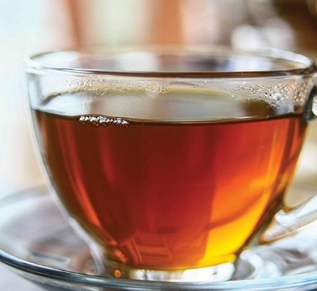 شاي فواكه.       كوب شاي بنكهت الفواكه المتنوعة