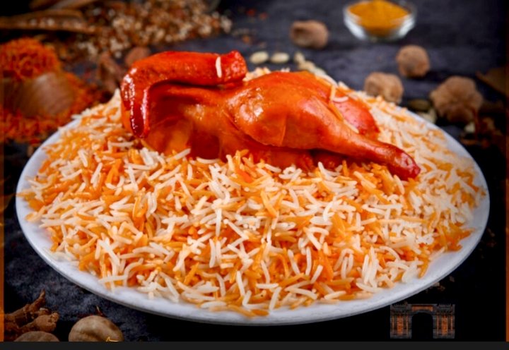 نص دجاج مندى مع أرز وصوص طماطم حاره